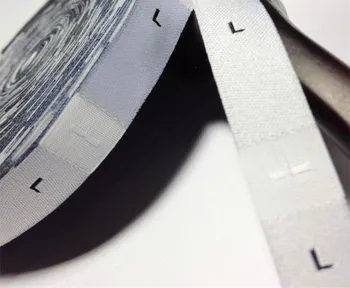 Maloobchodní 250pcs/roll skladem velikost oděvu tkané štítek oblečení značky číslo značky v pračce velikost značky damašek velikost etikety