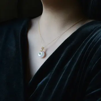 Nový stříbrný vykládaný přírodní Hetian Jasper Přívěsek Náhrdelník Čínský soud styl malé krásné kouzlo diamantové šperky pro ženy